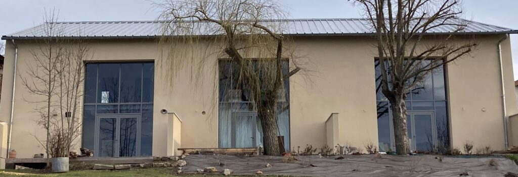 contact Large grange vu du jardin